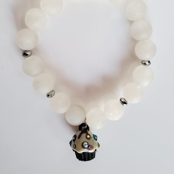 Natural White Quartz Stone Beaded Stretch Gemstone Bracelet w/Cupcake Charm NEW - Picture 6 of 14
